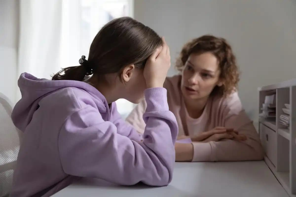 fille stressée écoutant les explications de sa mère