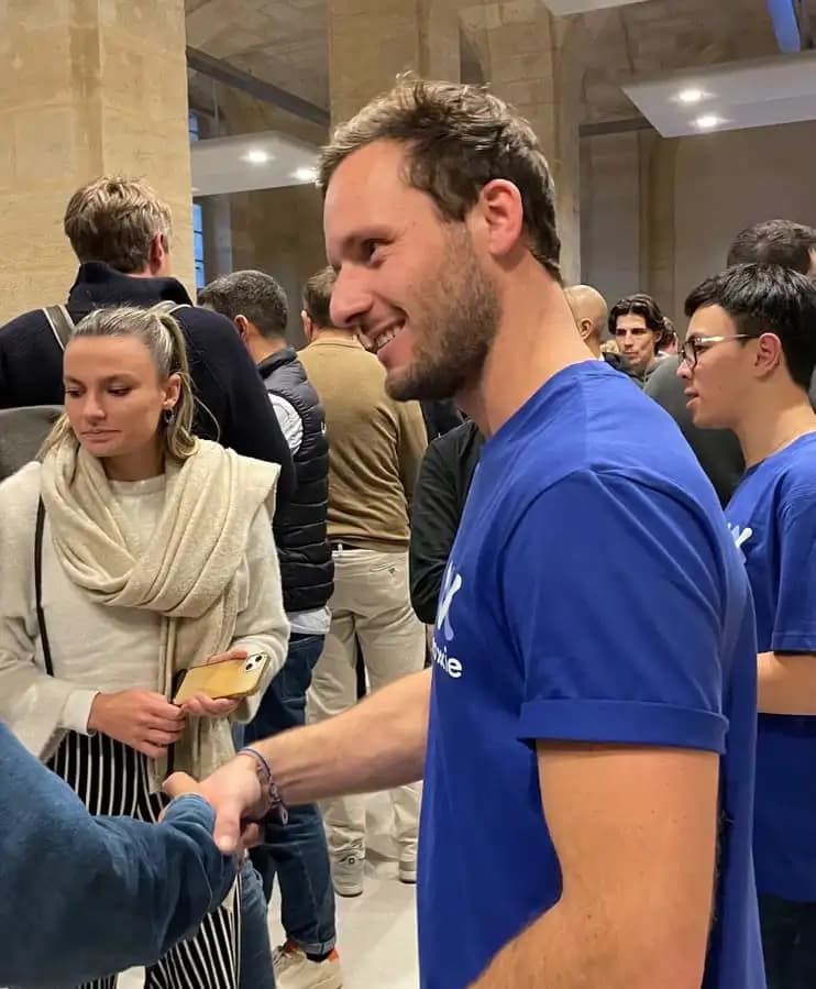 Photo de Charles discutant avec des invités à l'évènements French Tech Bordeaux