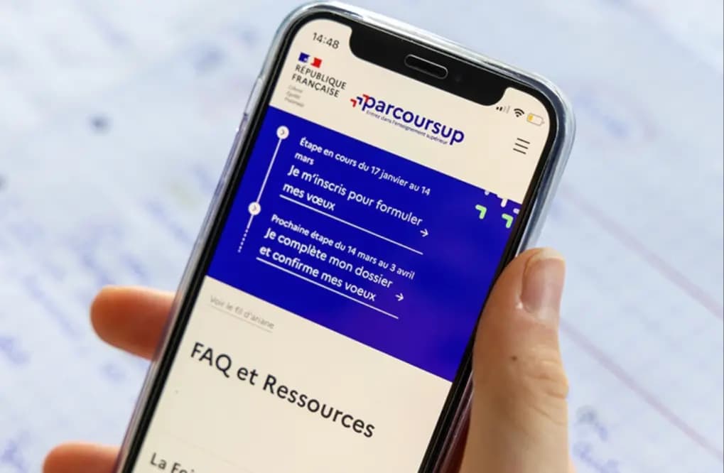 les voeux Parcoursup sur un écran de téléphone