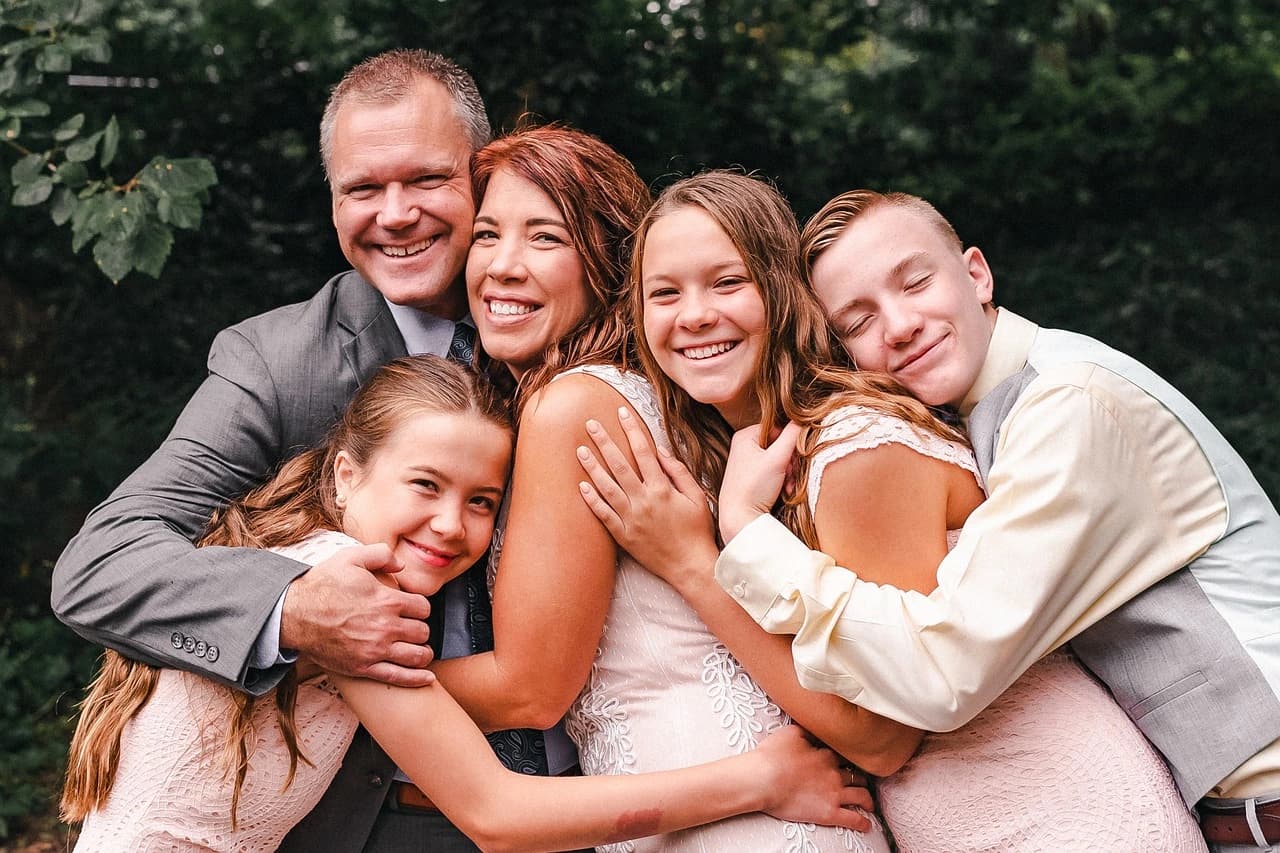 Une famille réunies et souriante