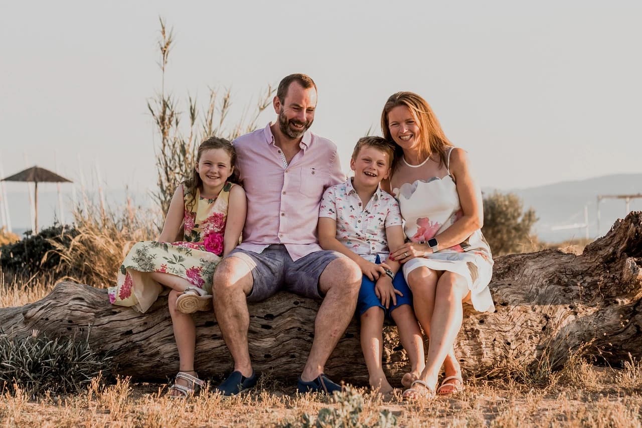 Une famille en extérieur souriante