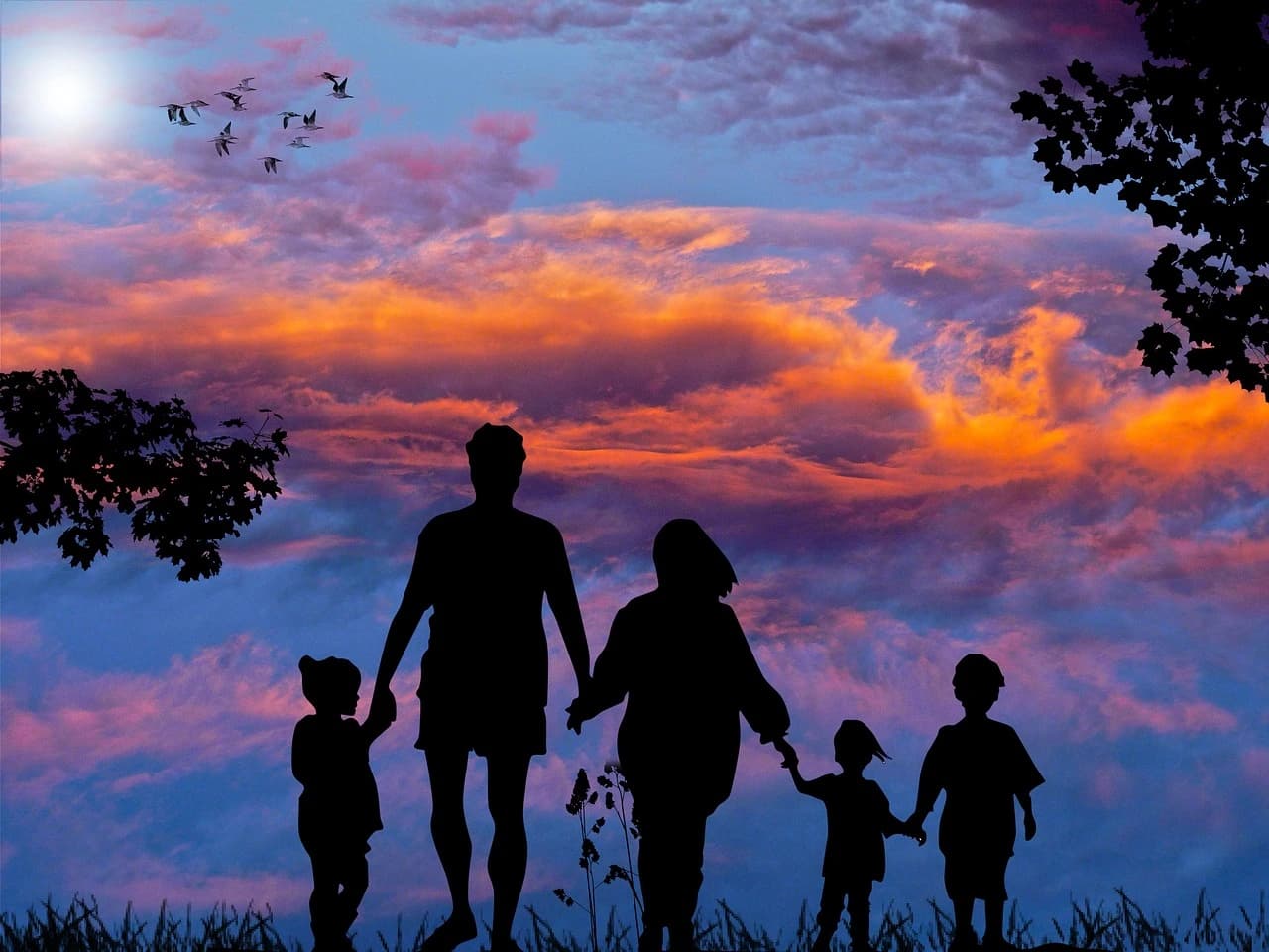 Une famille main dans les main devant un magnifique paysage