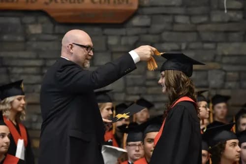 Étudiante étant diplômé par son directeur d'école