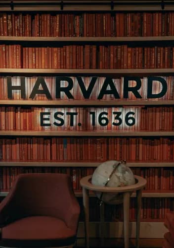 Une bibliothèque avec un écriteau "Harvard" en arrière-plan